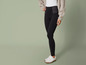 Zwarte leggings met witte sneakers.
