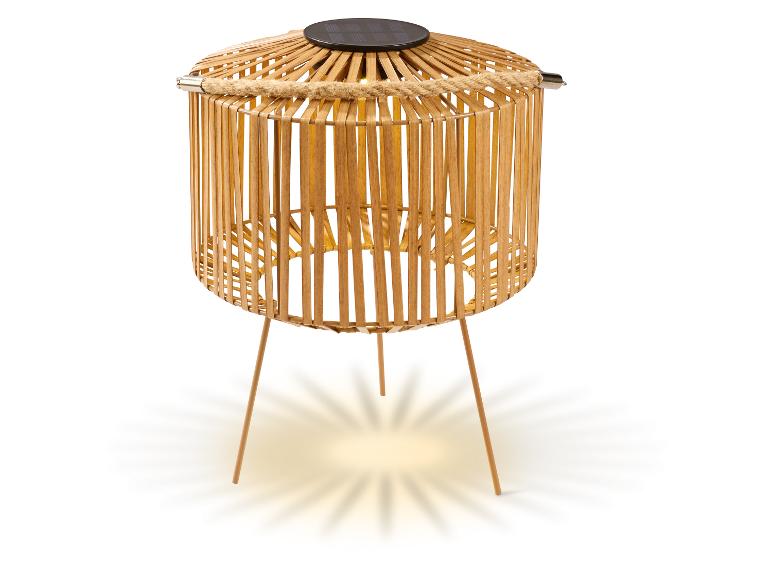 Bamboe solarlantaarn met touwgreep en drie poten, die een stervormig lichtpatroon werpt