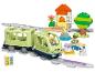 Lego Duplo treinset met trein, station, figuren en dieren op een witte achtergrond.