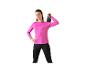 Vrouw in roze en zwarte sportkleding met een kettlebell.