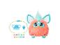 Roze Furby met blauwe oren en accessoires op een witte achtergrond.