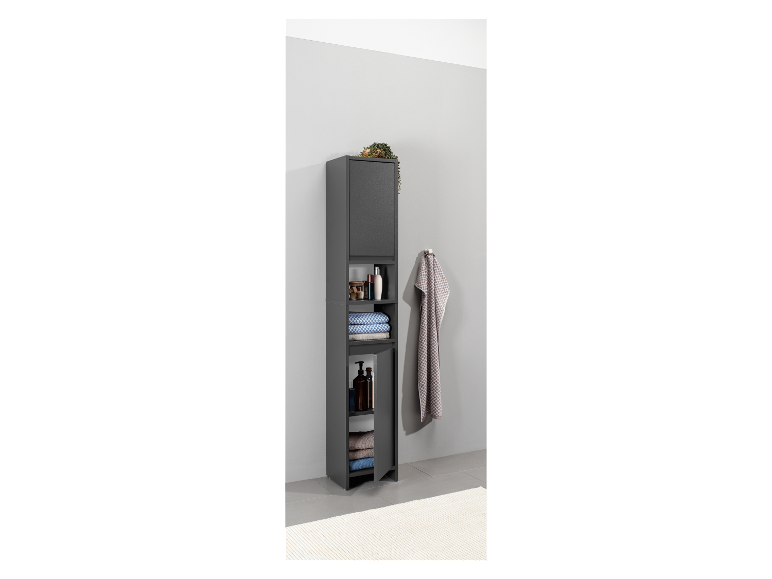 Hoge donkergrijze badkamerkast met planken en deur.