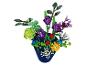 Kleurrijk boeket van blokbloemen in een blauwe vaas.