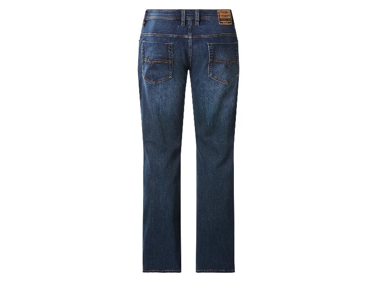 Donkerblauwe jeans met lichtere stiksels en leren label op de tailleband, achteraanzicht.