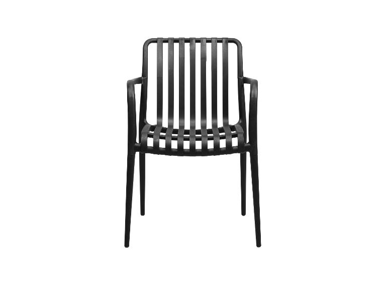 Zwarte latten buitenfauteuil met armleuningen, vooraanzicht.