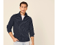 Man in donkerblauwe trui met halve rits en wit T-shirt.