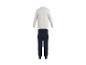 Wit shirt met lange mouwen en blauwe pyjamabroek.