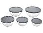 Set van vijf glazen kommen met grijze deksels, gerangschikt in een rij.