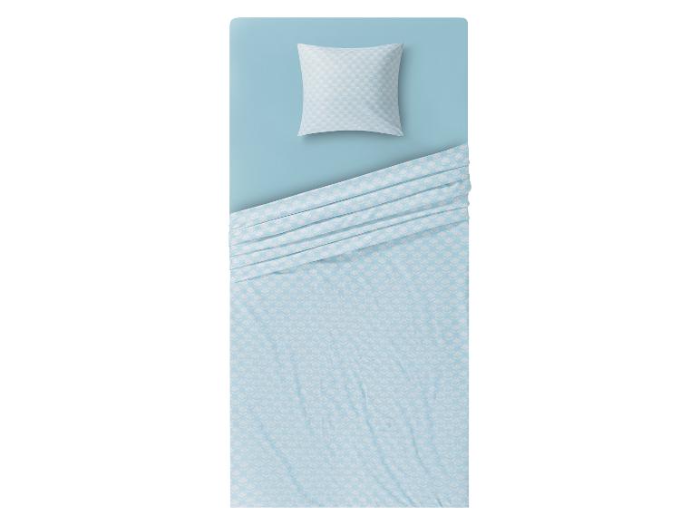 Een blauwe dekbedovertrek met een wit bloemenpatroon