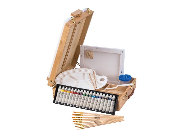 Schilderset met houten ezel, verf, penselen en palet.