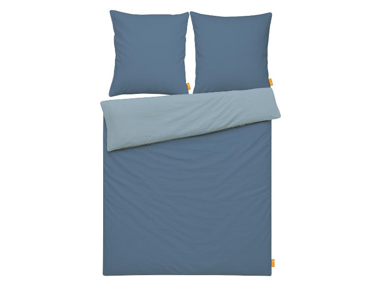 Blauw beddengoed met twee kussens en een dekbed in twee blauwtinten.
