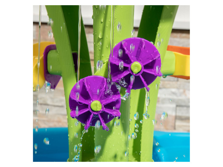 Waterbaan met twee paarse watermolens.