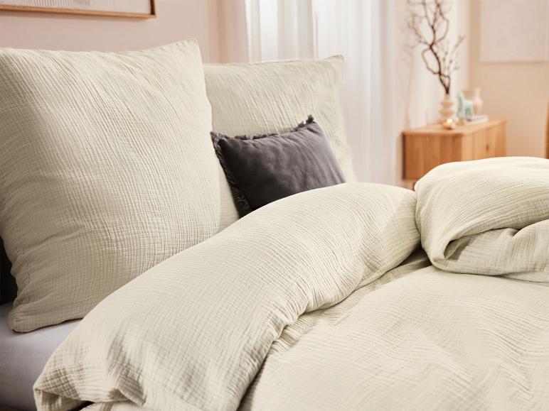 Beige katoenen mousseline beddengoed en kussens.