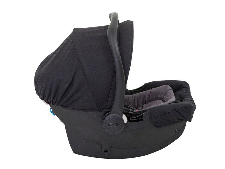 Een zwarte babyautostoel met een zonnekap.