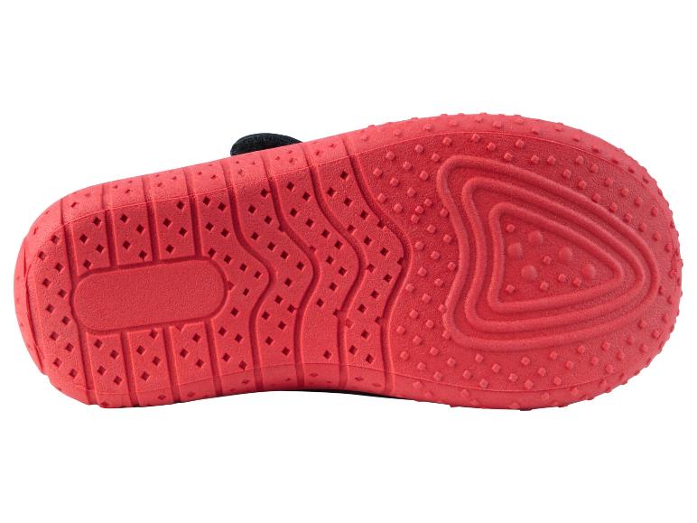 De zool van een rood waterschoentje met een ruitjespatroon.