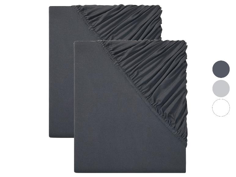 Twee donkergrijze hoeslakens.