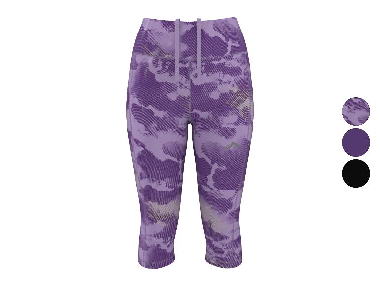 Dames sportcapri met paars camouflagepatroon en gestreepte details.