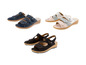 Drie paar sandalen met gespen en prints.