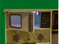 Speelgoedmagnetron en oven met verlichting en knoppen.