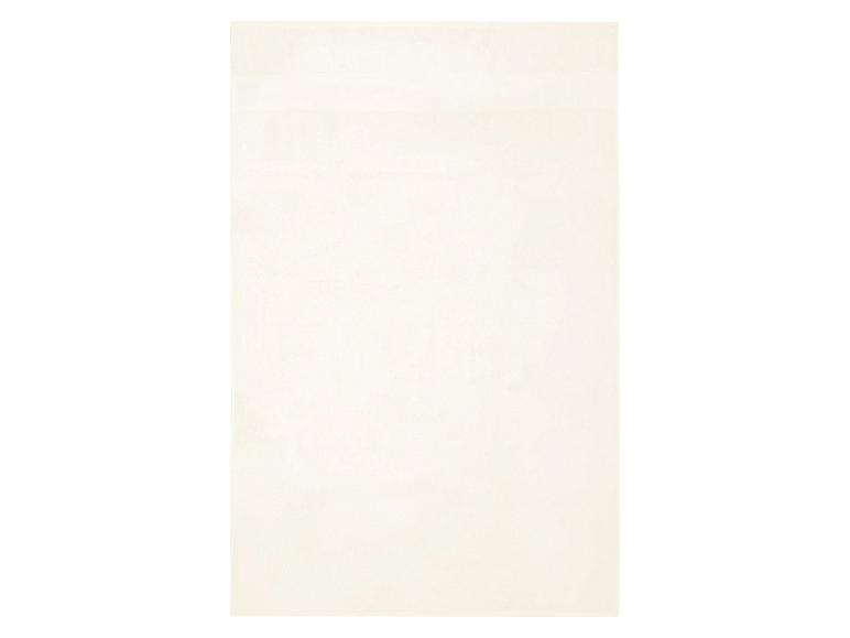 Een witte handdoek met een horizontaal gestreept detail.