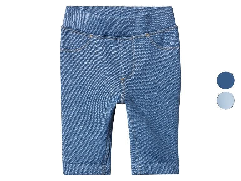 Blauwe kinderjeanslegging met elastische tailleband en neppe zakken.