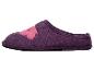 Paarse wollen pantoffels met een roze hart.