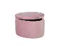 Ovale roze fluwelen opbergpoef met een gedeeltelijk open deksel.