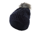 Donkerblauwe gebreide muts met grijze imitatiebont pompon.