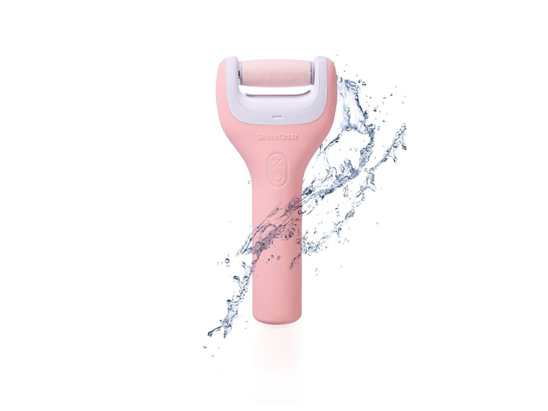 Een roze elektrische voetvijl van Silvercrest in spatten water.