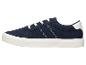 Blauwe sneakers met witte veters en witte zool.