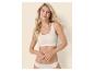 Jonge vrouw in een beige beha en slip, met golvend blond haar.