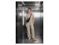 Vrouw in beige sweatshirt en broek, zwarte heuptas, in lift.