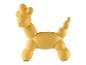 Een gele, opblaasbare hond als decoratief object.