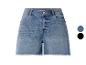 Blauwe denim shorts met gerafelde zomen en metalen knoop.