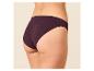 Vrouwenrug en heup in donkerpaarse geribbelde slip