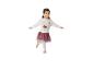 Meisje in witte 'Dancing Ballerina' sweater en bordeauxrode tule rok, in balletpose.
