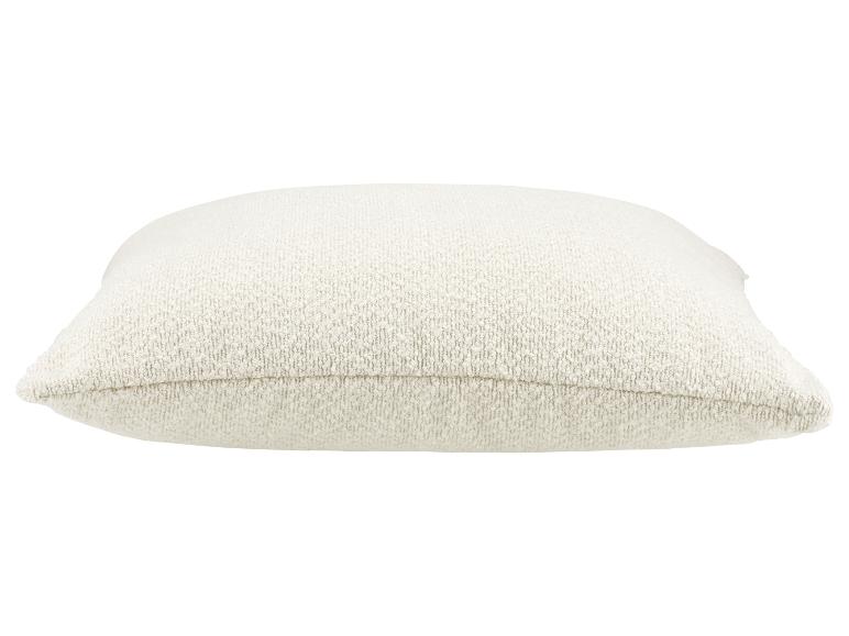 Een rechthoekig kussen van crèmekleurige stof.