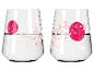 Twee steeloze glazen met water, versierd met kersenbloesems en Japanse motieven.