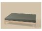 Licht houten bed met donkergroen matras op een beige achtergrond.