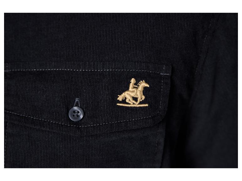 Close-up van een zwart corduroy jasje met een geborduurde ruiter op een paard.