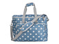 Een blauwe tas met witte stippen, geschikt voor picknicken.