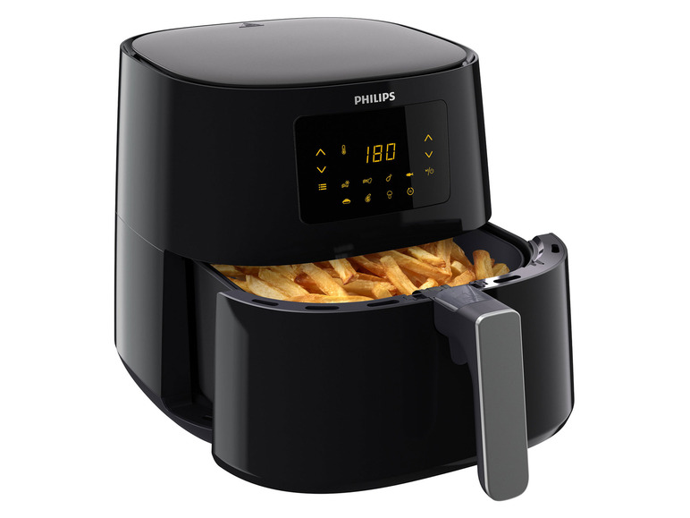 Een zwarte Philips Airfryer met gebakken frietjes.