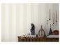 Een houten kast met decoratieve items, waaronder een kandelaar, vaas en sculptuur.