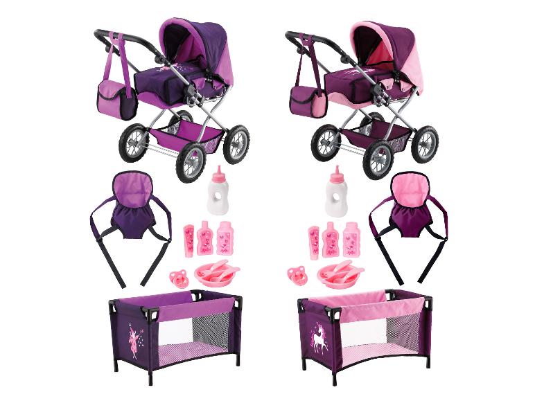 Poppenspeelset met kinderwagen, reiswieg en accessoires in paarse en roze tinten.