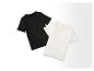 Twee T-shirts met korte mouwen, één zwart en één wit, liggen op een witte achtergrond.