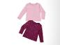 Twee longsleeves: een roze en een donkerrode met witte stippen.