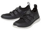 Twee paar zwarte sneakers met witte zolen.