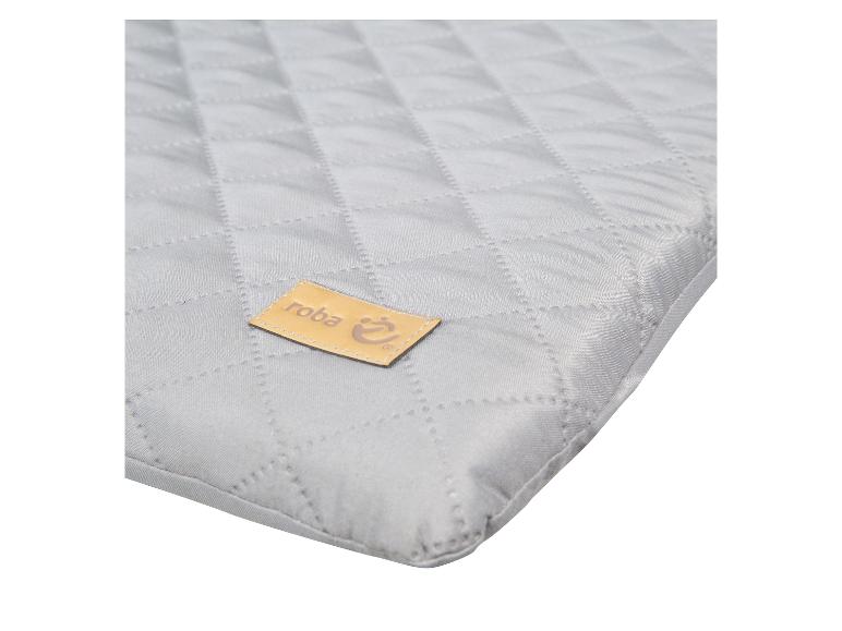 Lichtgrijs gewatteerd kussen met een bruin 'roba' label.