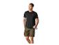 Man in zwart T-shirt en kaki korte broek, met een waterfles.