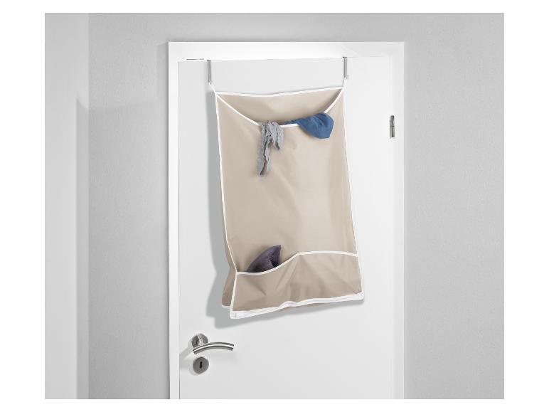Een beige opbergzak met vakken, hangend aan een deur